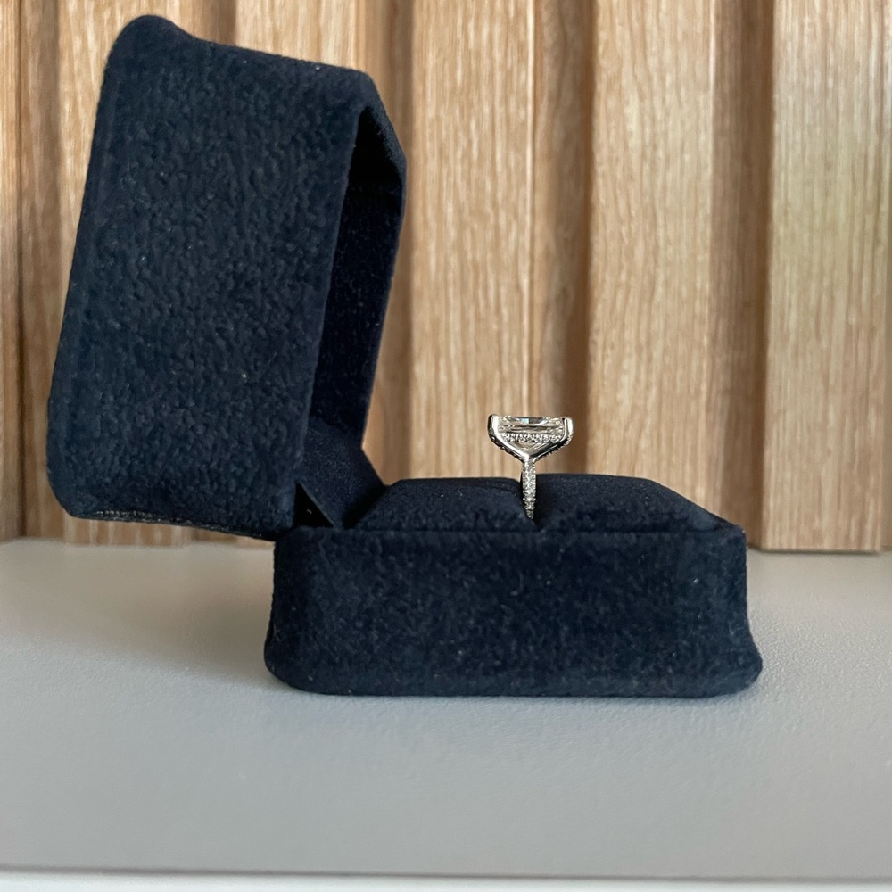 Elegant radiant cut 3 carat lab grown diamond set in 18K white gold pave ring - Picture 5 of 16